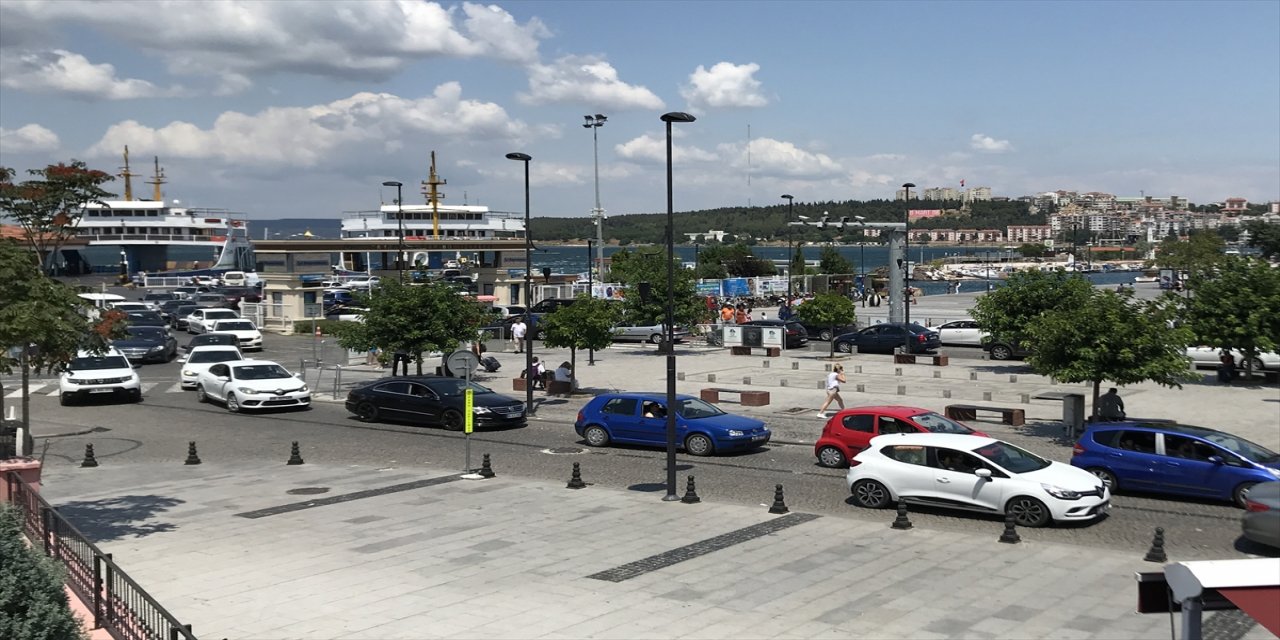 Çanakkale'deki feribot iskelelerinde tatilcilerin dönüş yolculuğu sürüyor