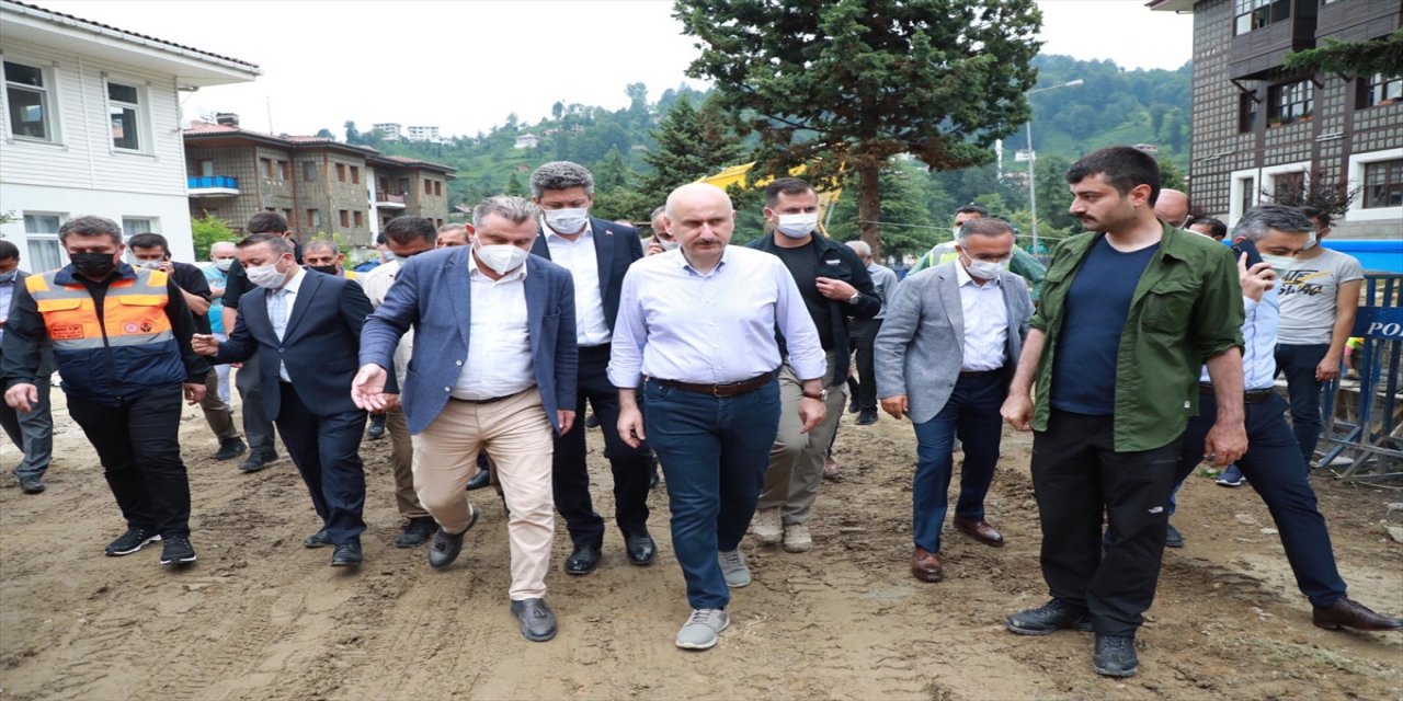 Ulaştırma ve Altyapı Bakanı Adil Karaismailoğlu, Güneysu'daki afet bölgesinde incelemelerde bulundu