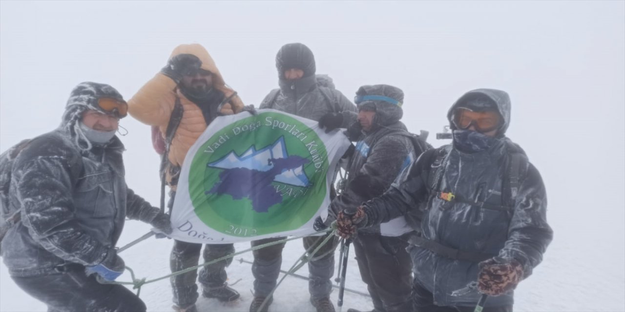 Ağrı Dağı'nda zirve tırmanışı yaparken kaybolan 5 sporcuyu dağcılar kurtardı