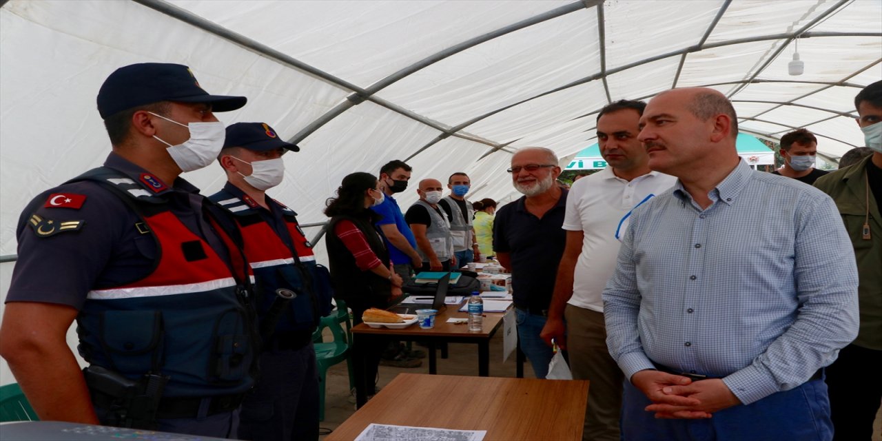 İçişleri Bakanı Süleyman Soylu, Arhavi'de iş yerleri selden hasar gören esnafla bir araya geldi