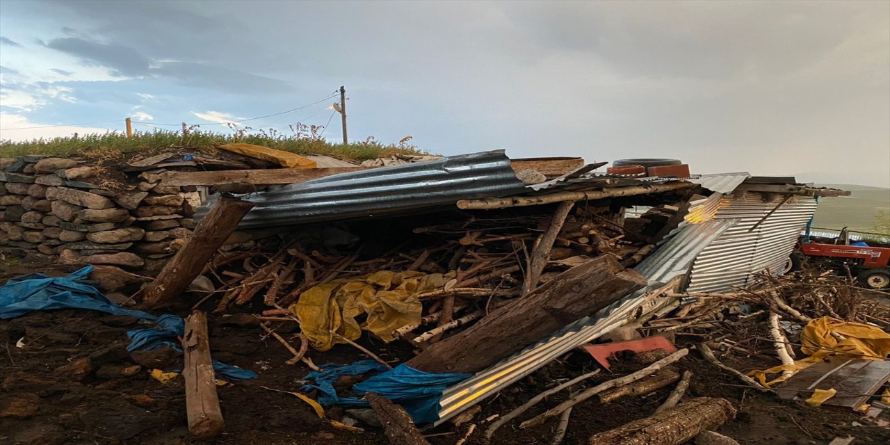 Ardahan'da sağanak nedeniyle dere taştı, yol ve evleri su bastı
