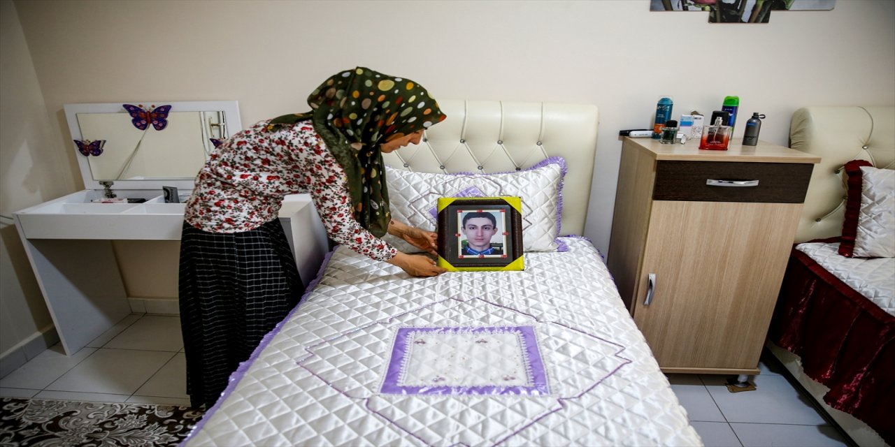 Diyarbakır annelerinden Ayşegül Biçer 3 yıl sonra oğluna kavuşacak olmanın mutluluğunu yaşıyor