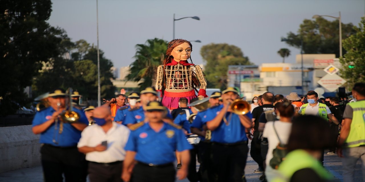 Mülteci çocukların simgesi kukla "Küçük Amal"ın İngiltere'ye yolculuğundaki durağı Adana oldu