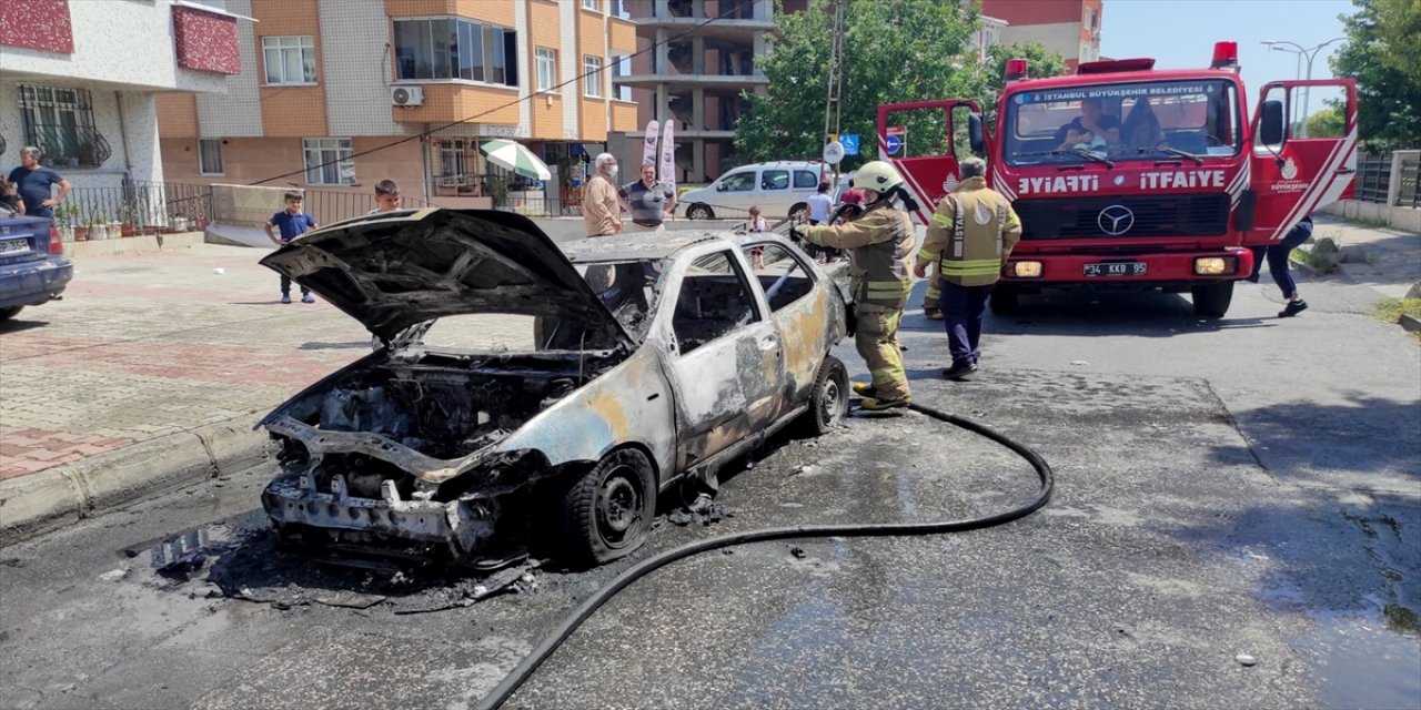 Esenler'de seyir halindeyken yanan otomobil kullanılamaz hale geldi