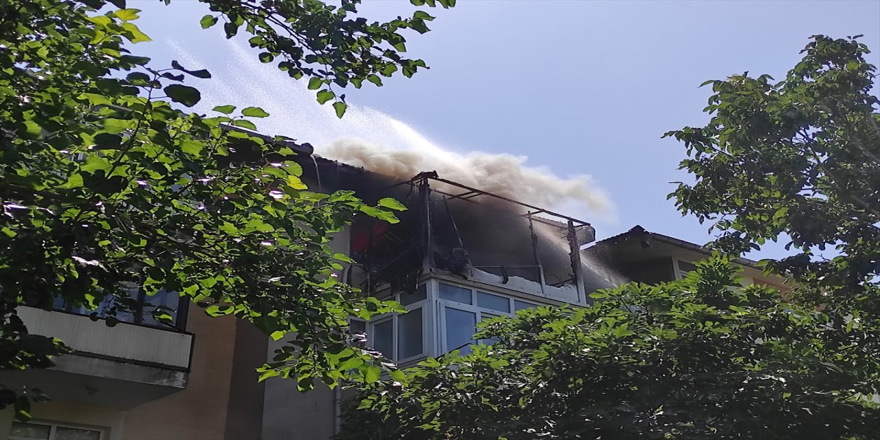 Üsküdar'da bir binada çıkan yangında iki daire kullanılamaz hale geldi