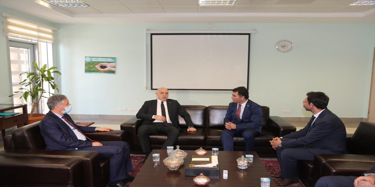 Türkiye'nin Bağdat Büyükelçisi Güney, Erbil'deki Maarif Okulunu ziyaret etti