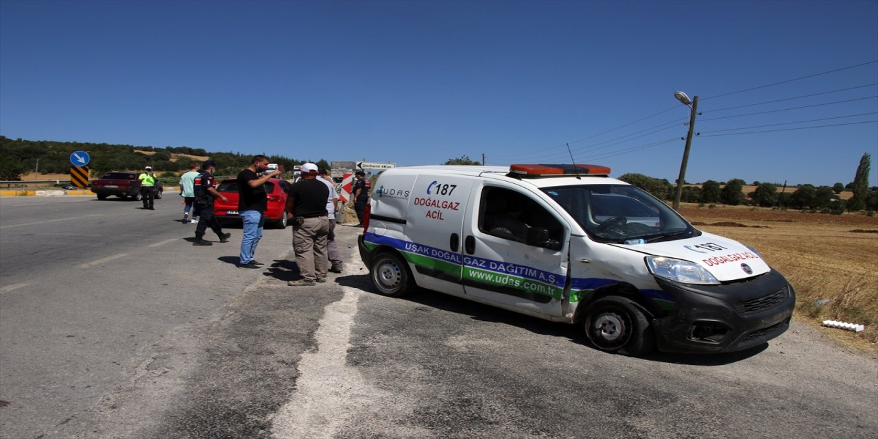 Uşak'ta 3 aracın karıştığı trafik kazasında 5 kişi yaralandı