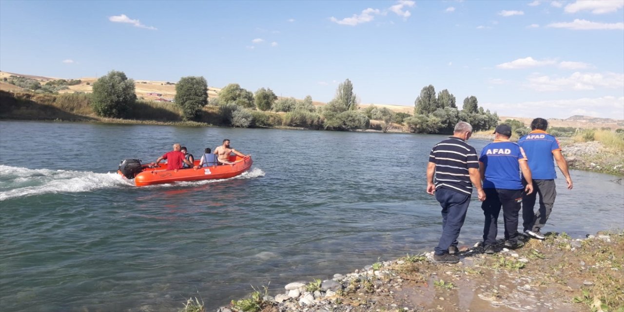 Tunceli'de çayda mahsur kalan iki çocuğu AFAD ekipleri kurtardı
