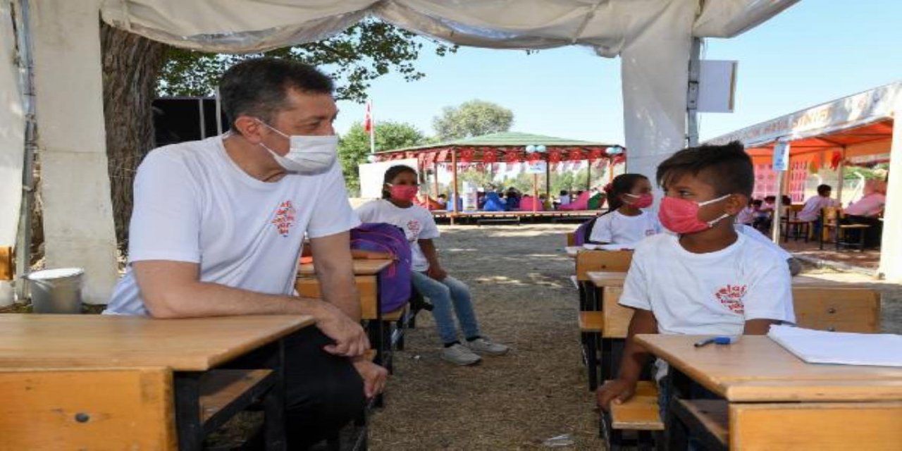 MEB, "Telafide Ben de Varım" programı kapsamında Mobil Okullarla tarlalarda da eğitim veriyor