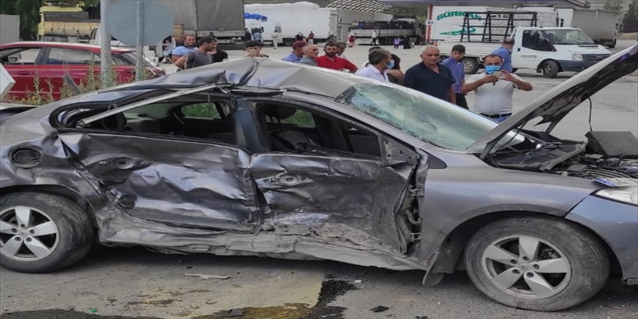 Erzincan'da cip ile otomobil çarpıştı: 4 yaralı