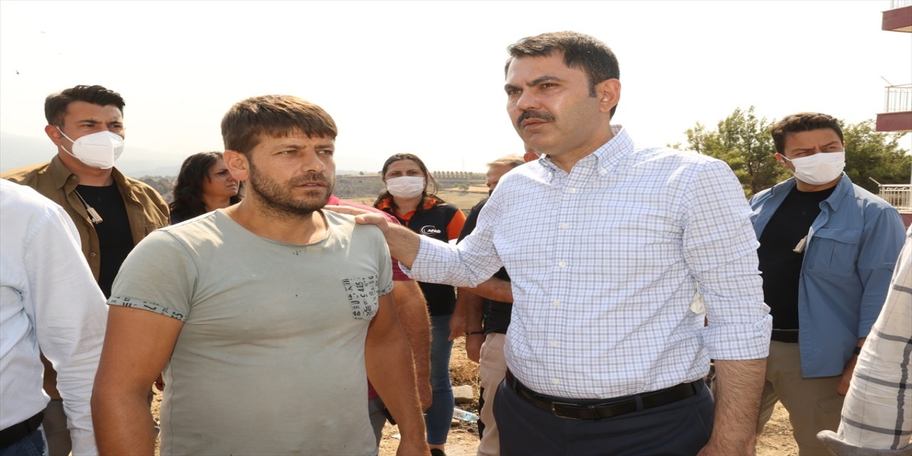 Çevre ve Şehircilik Bakanı Kurum, Manavgat'ta yangından etkilenen vatandaşları ziyaret etti