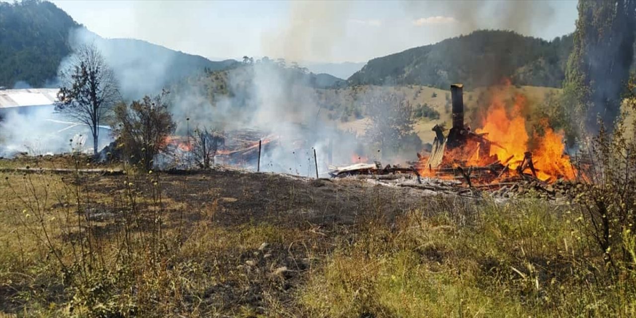 Kastamonu'da yaylada 2 ev yandı