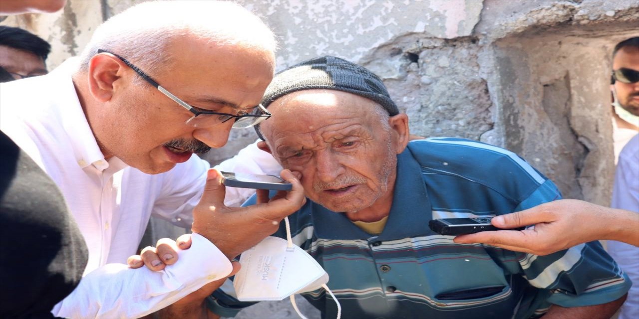Cumhurbaşkanı Erdoğan, Mersin'deki orman yangınında evi zarar gören yaşlı kişiyle telefonda görüştü