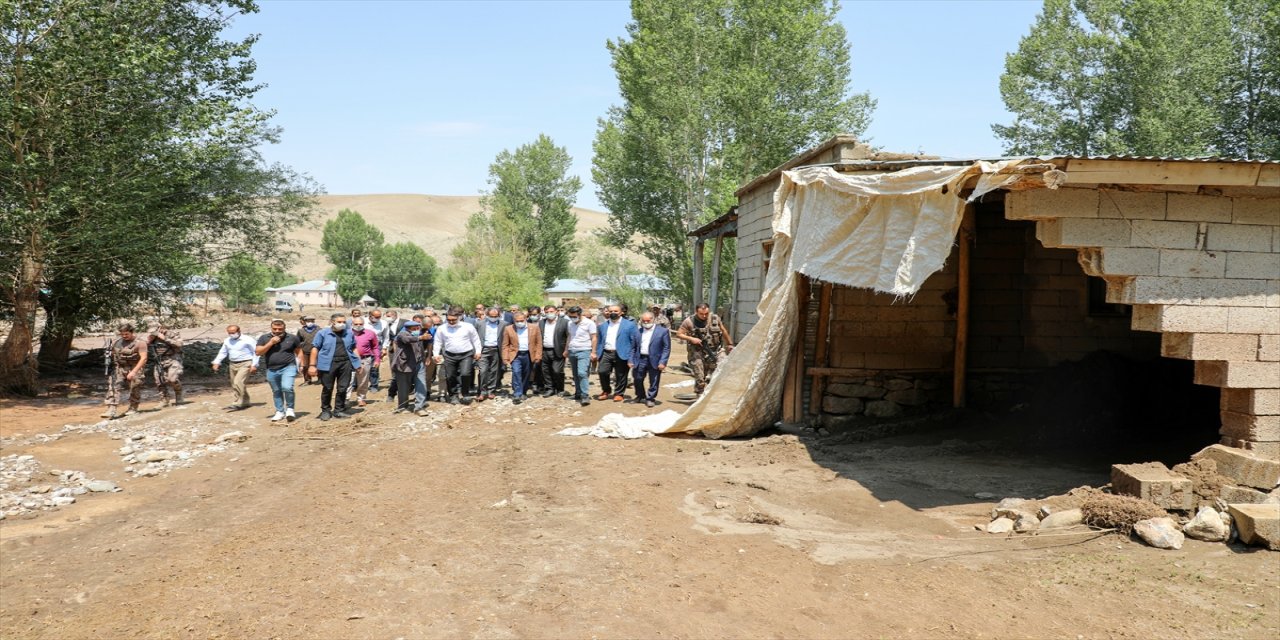 Van'da selden etkilenen mahallelerde hasar tespit çalışmaları yapılıyor