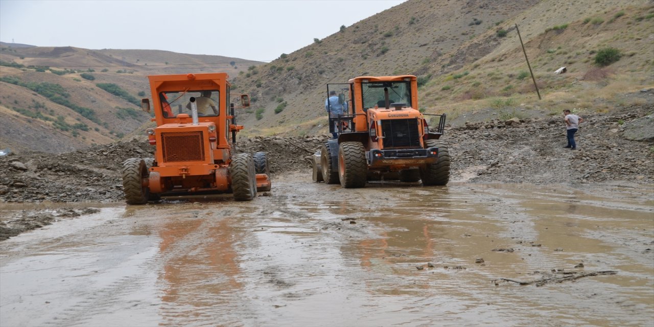 Hakkari-Van kara yolu 3 noktada meydana gelen heyelan nedeniyle kapandı