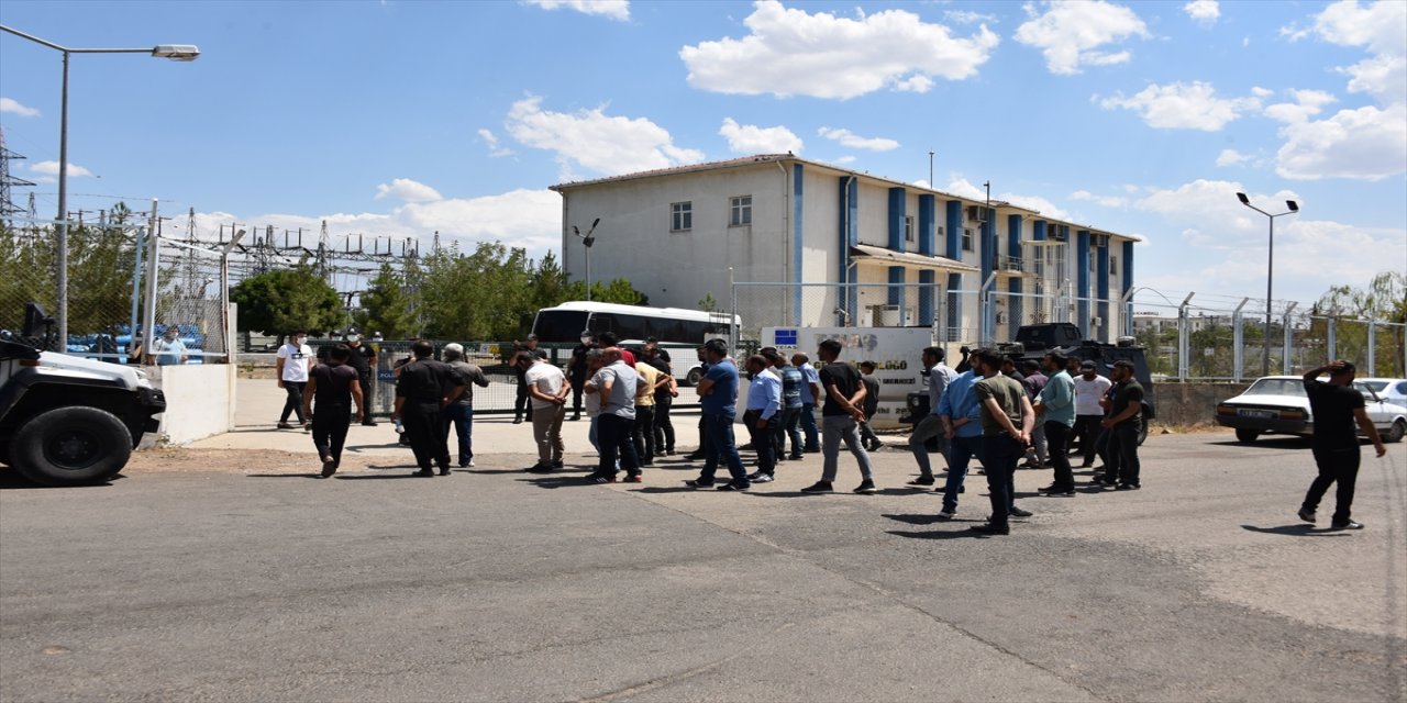 Şanlıurfa'da bir grup çiftçi elektrik kesintilerine tepki gösterdi