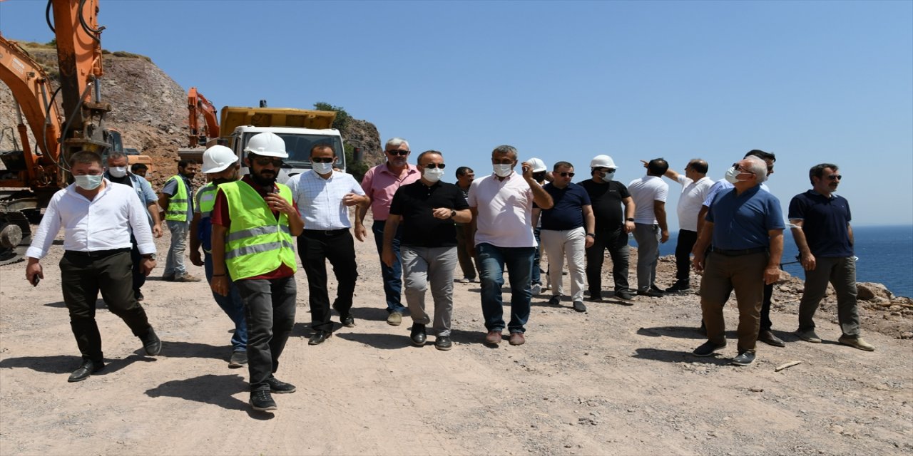 AK Parti'li Bülent Turan Assos'ta devam eden kaya ıslahı çalışmalarını inceledi