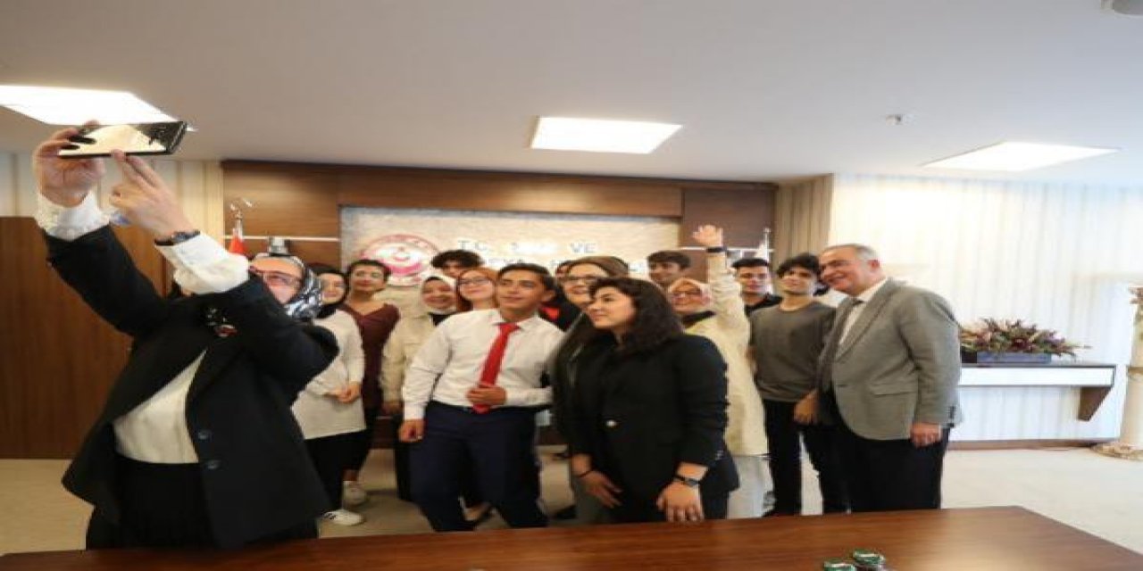 Bakan Derya Yanık, Bakanlığına bağlı kuruluşlarda yetişip YKS'de başarılı olan gençlerle buluştu