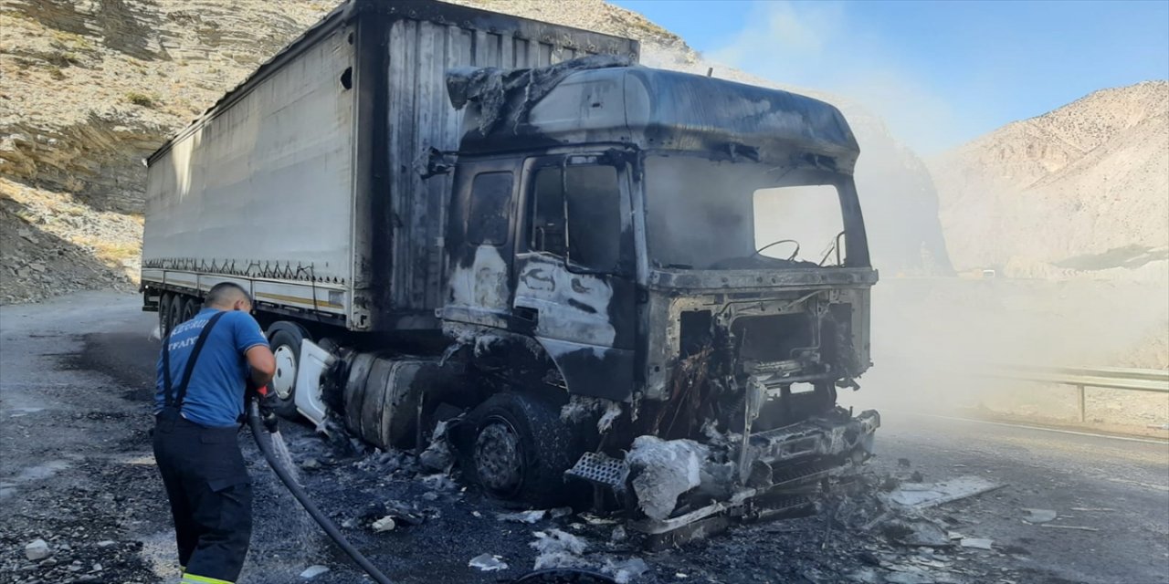 Erzurum'da seyir halindeyken alev alan kereste yüklü tırda hasar oluştu