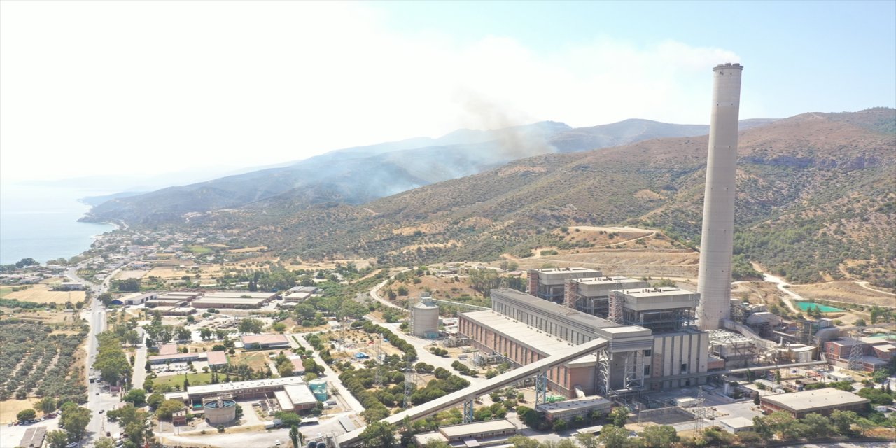 Kemerköy Termik Santrali'ne yaklaşan yangın havadan görüntülendi