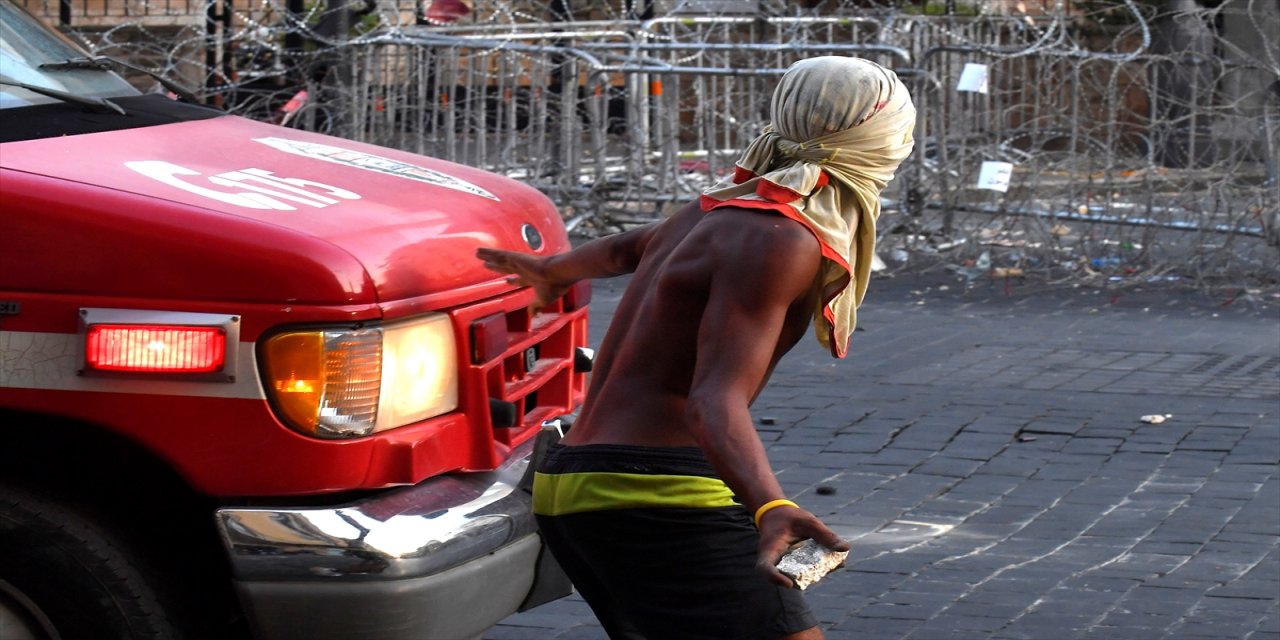 Beyrut'taki patlamanın birinci yılında Meclise yürümek isteyen göstericilere müdahale edildi