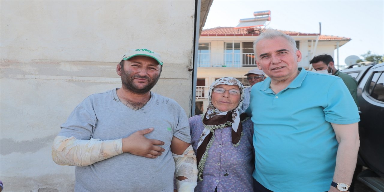 Denizli Büyükşehir Belediyesi, Buldan'daki yangını söndürürken traktörü yanan çiftçiye traktör alacak