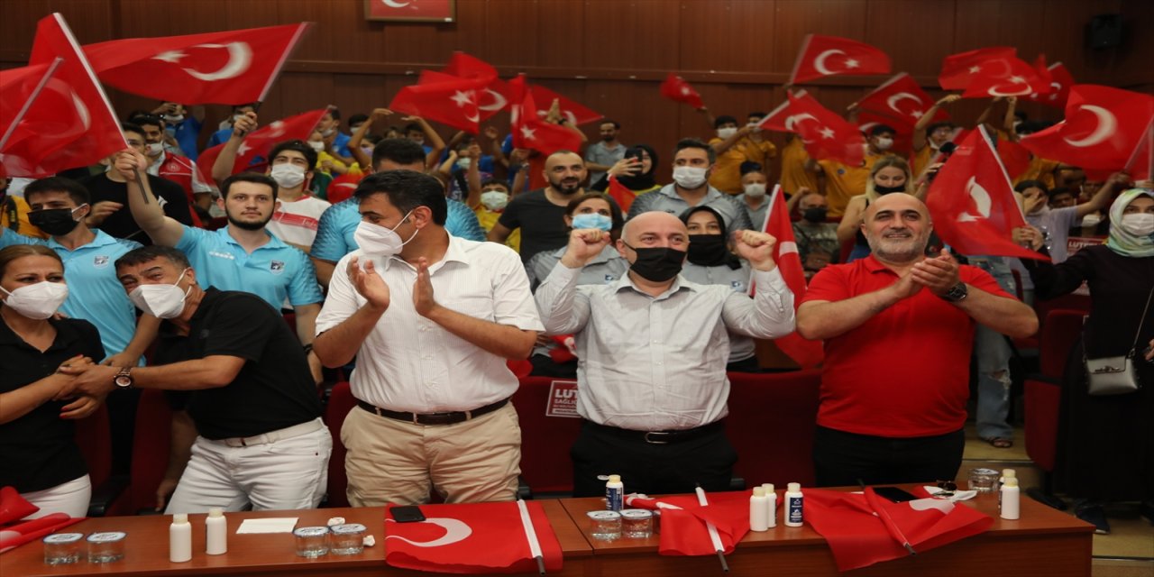 Milli karateci Eray Şamdan'ın anne ve babası, çocuklarının final mücadelesini heyecanla izledi