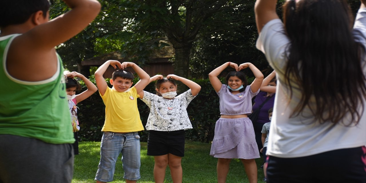 Türk ve Japon çocuklar Hiroşima faciasının yıl dönümünde origamiden turna kuşu yaptı