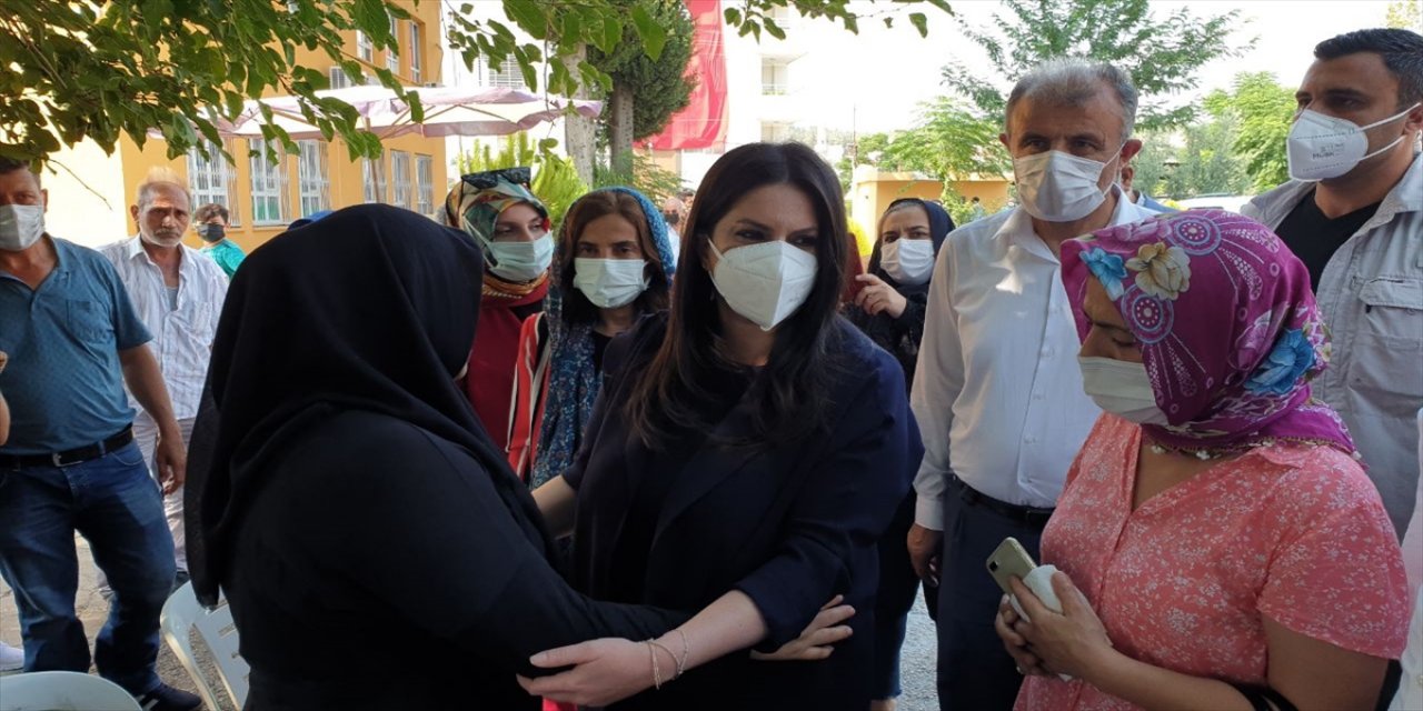 AK Partili Sarıeroğlu, Antalya'da cesedi bulunan Azra Gülendam Haytaoğlu'nun ailesini ziyaret etti