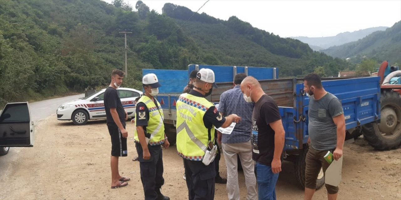 Düzce'de traktör sürücülerine reflektör dağıtıldı