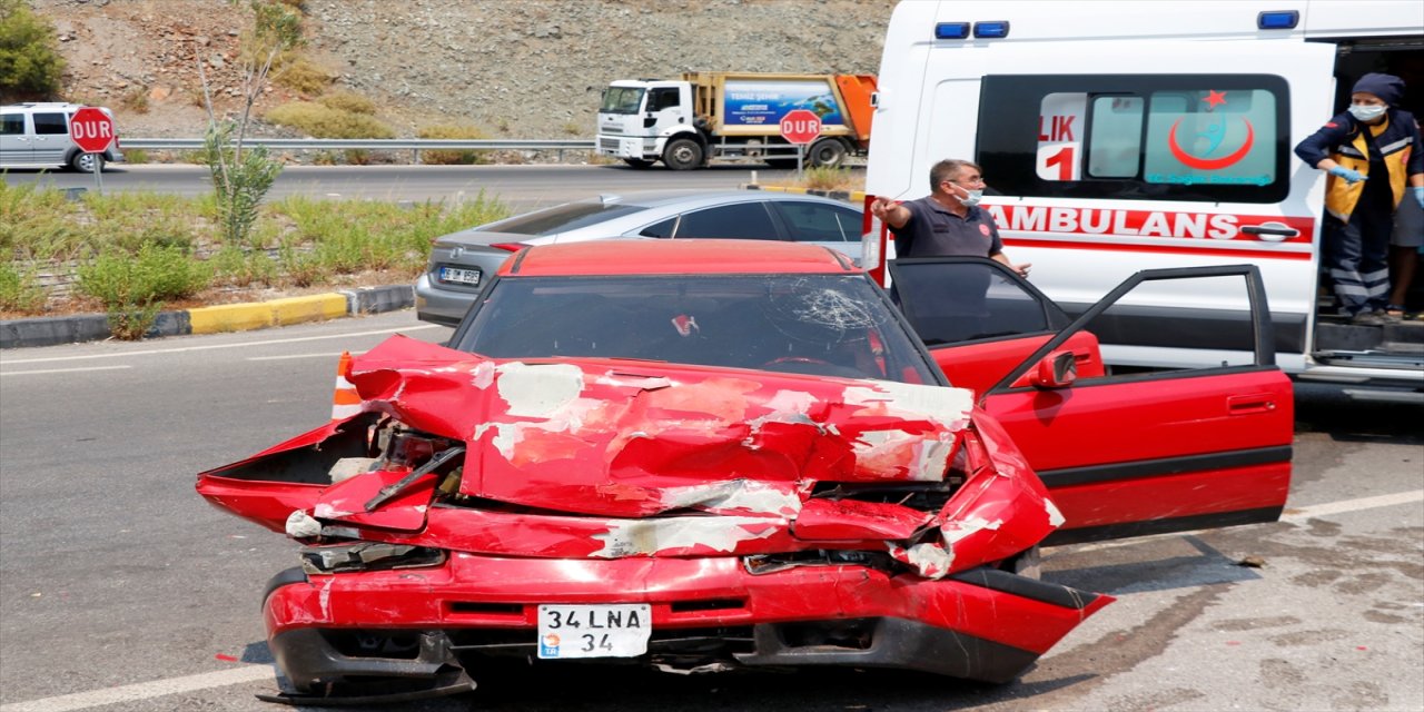 Muğla'da iki otomobil çarpıştı: 6 yaralı