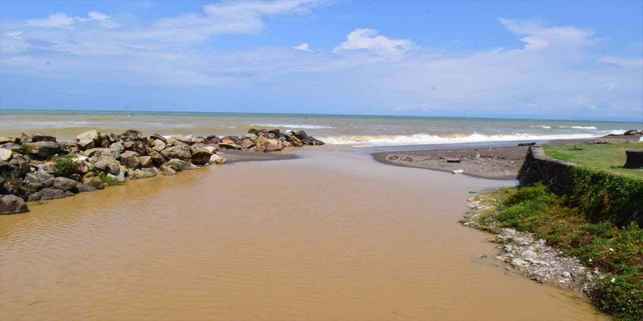 Düzce'de sağanağın ardından denizin bir bölümü kahverengi oldu