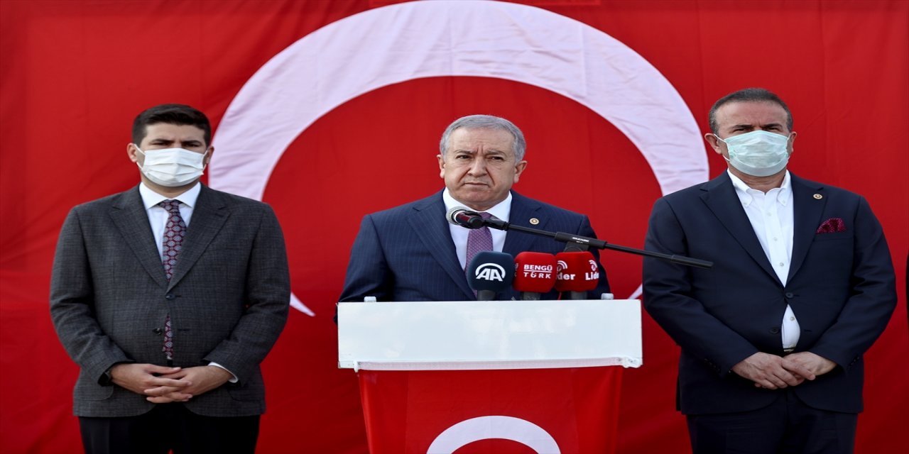 MHP yönetimi, Manavgat'ta yangından zarar gören vatandaşlara 363 küçükbaş ve büyükbaş hayvan dağıttı