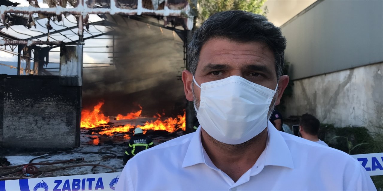 Kocaeli'de içinde atıl durumdaki zemin kaplama ürünleri bulunan depo yandı