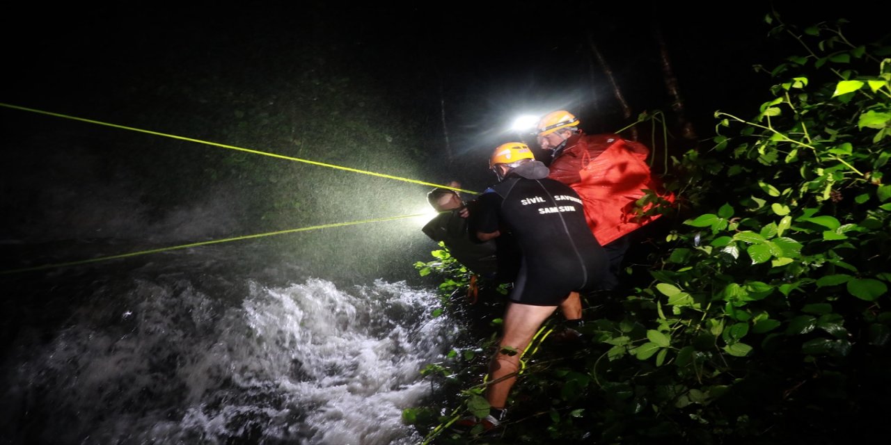 Rize'de çay bahçesinde mahsur kalan 6 kişi, AFAD ekiplerince kurtarıldı