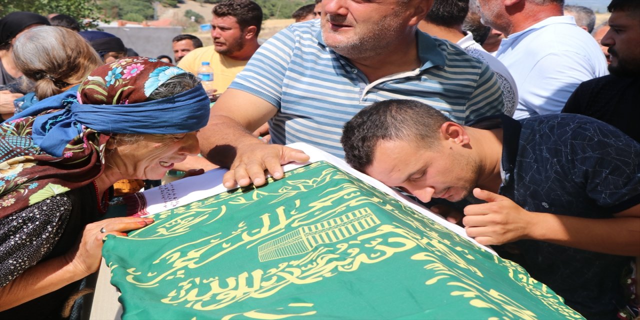 İzmir'de şarampole devrilen minibüste hayatını kaybeden 7 kişi toprağa verildi