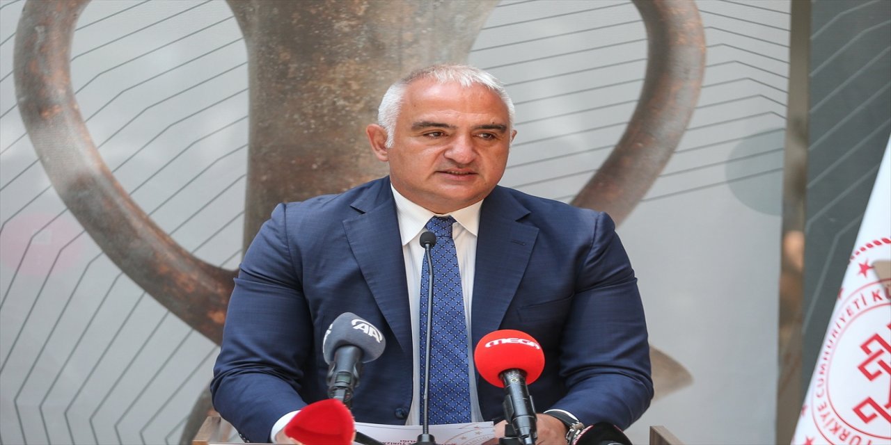 Kültür ve Turizm Bakanı Ersoy, Gökçeada'daki tarihi kiliselerden çalınan ikonaların teslim töreninde konuştu