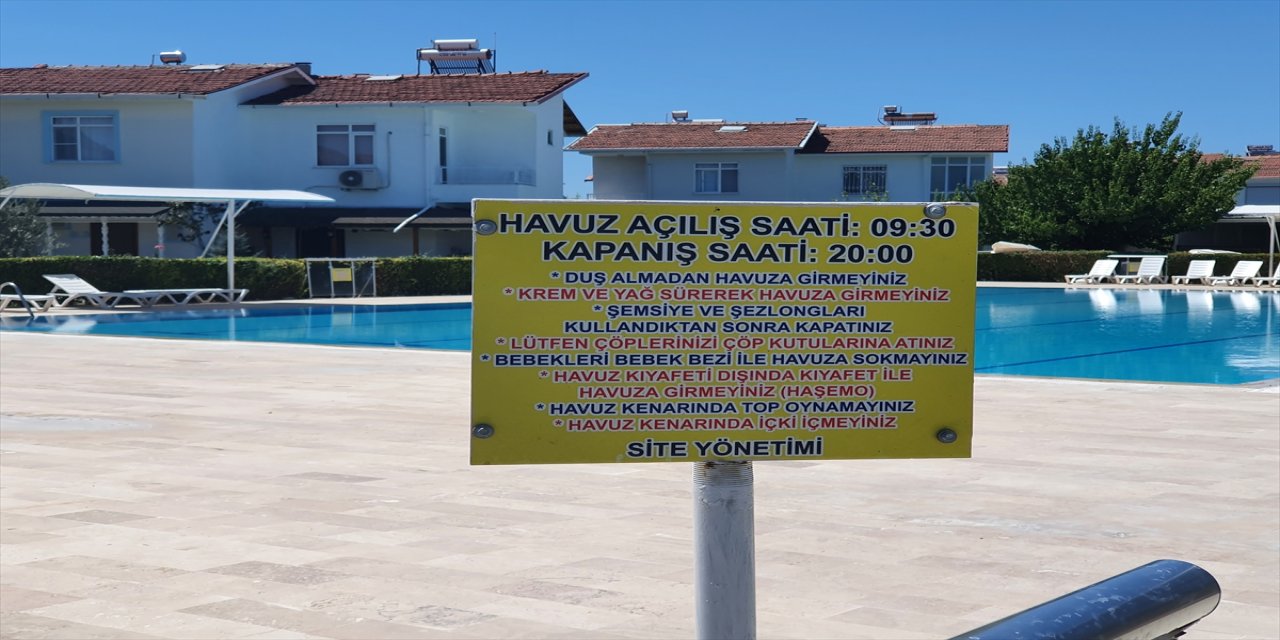 İzmir'de haşema ile havuza girmek isteyen kadının site yönetimince engellendiği iddia edildi