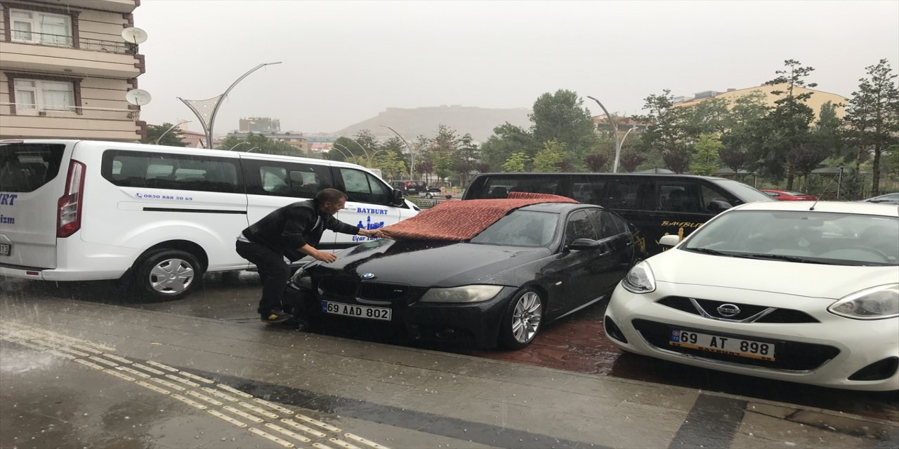 Bayburt'ta sağanak ve dolu etkili oldu