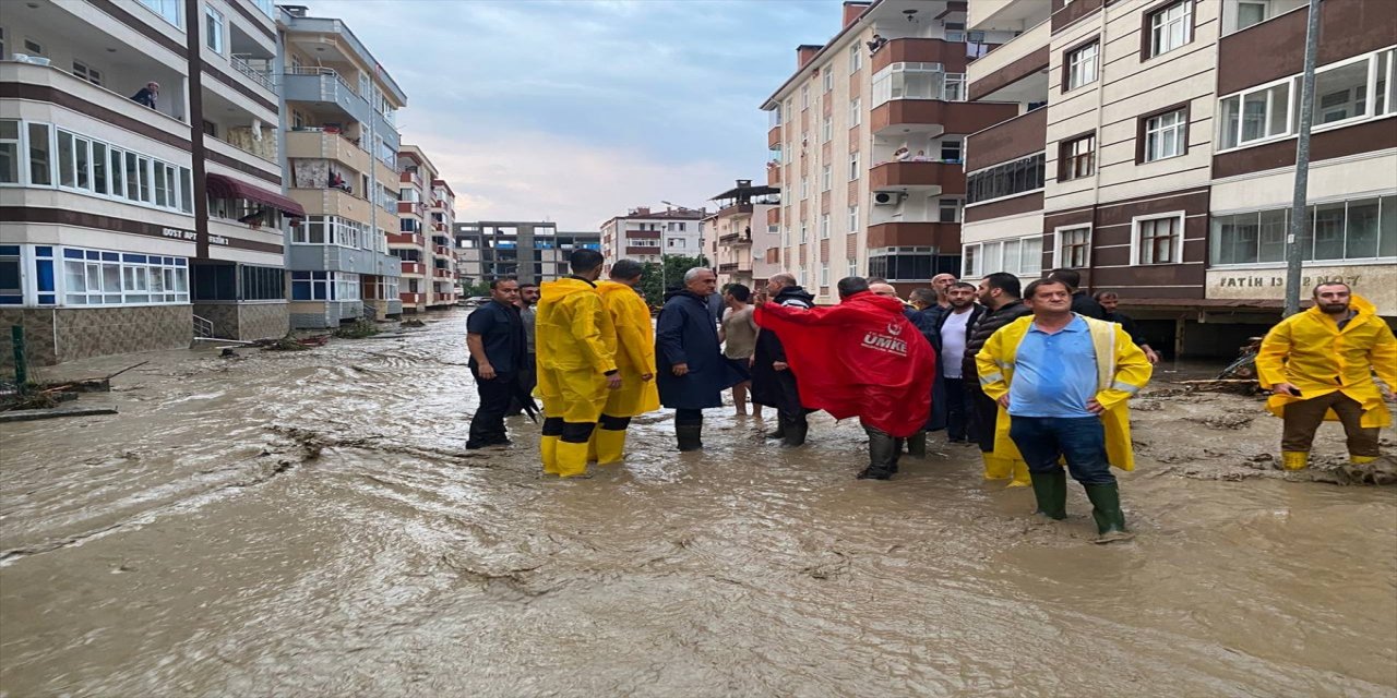 İçişleri Bakanı Soylu, sel felaketinin yaşandığı Bozkurt ilçesinde kurtarma çalışmalarına katıldı