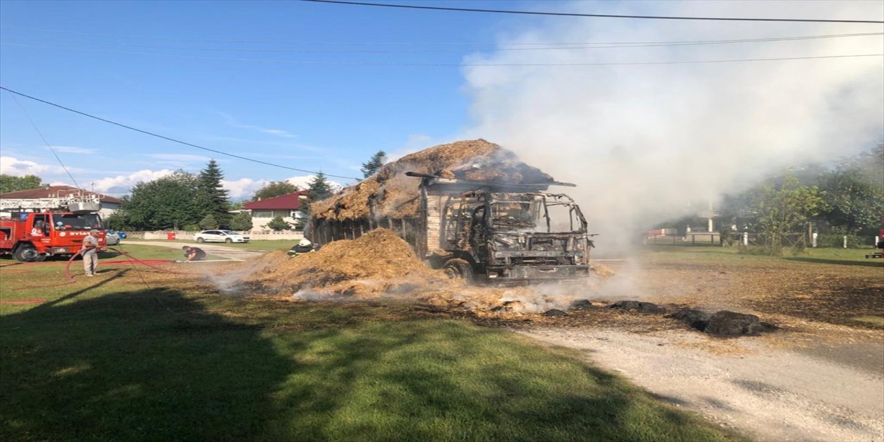 Düzce'de saman yüklü kamyon alev alev yandı