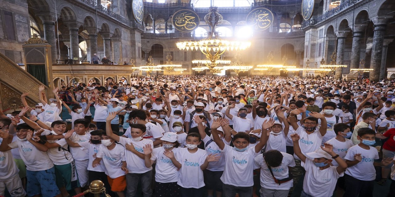 TÜGVA'nın İstanbul'daki "Ortaokul Yaz Okulu Projesi" sona erdi