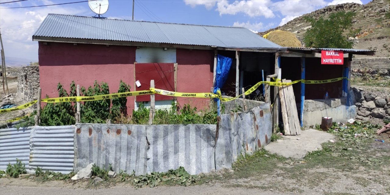 Kars'ta bakkalı bıçakla öldürüp iş yerini ateşe verdiler