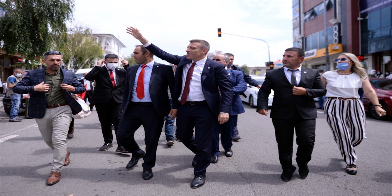 Yenilik Partisi Genel Başkanı Yılmaz, partisinin Ardahan binası açılışında konuştu