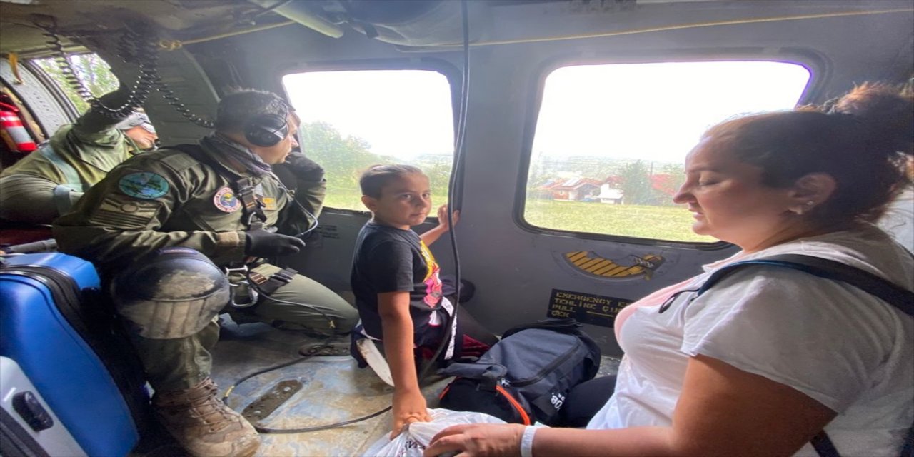 Ayancık'ta selde mahsur kalan aile TSK'ya ait helikopterle tahliye edildi