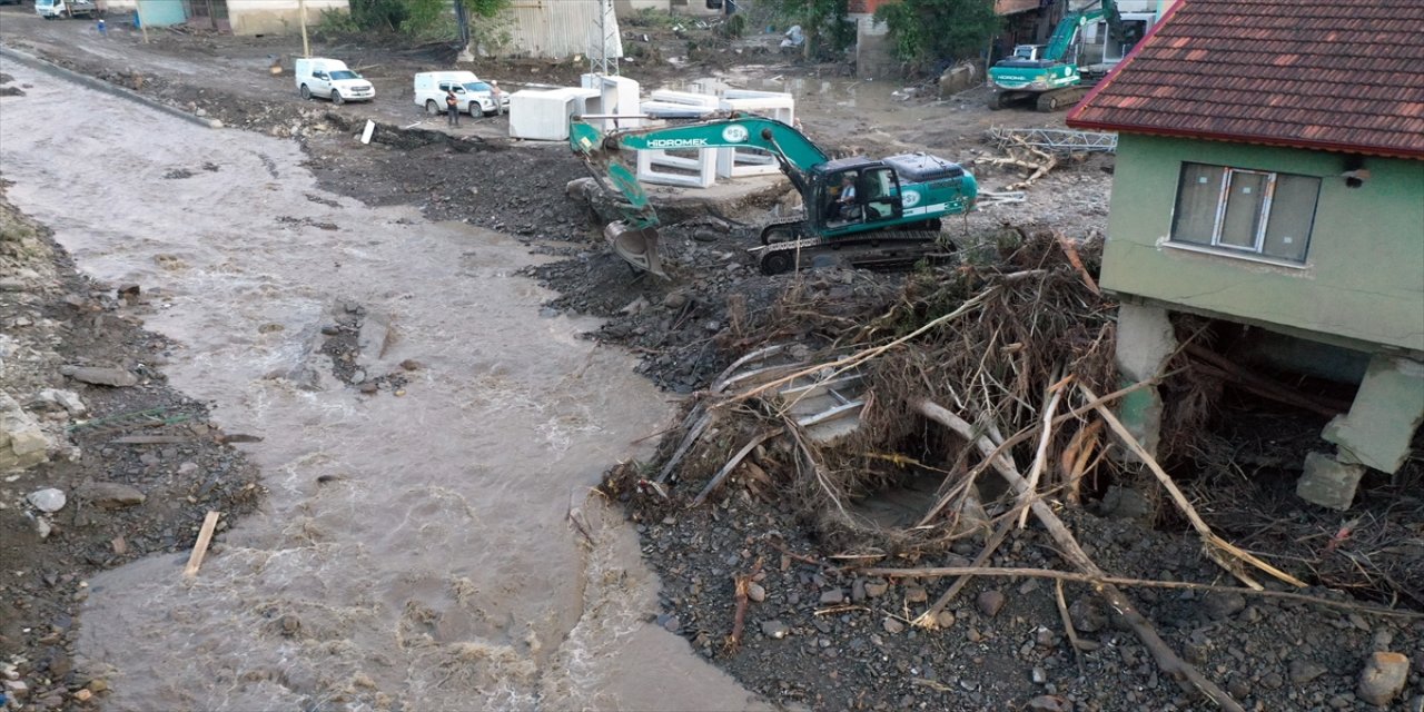 Bartın'da selden etkilenen alanlarda çalışmalar sürüyor