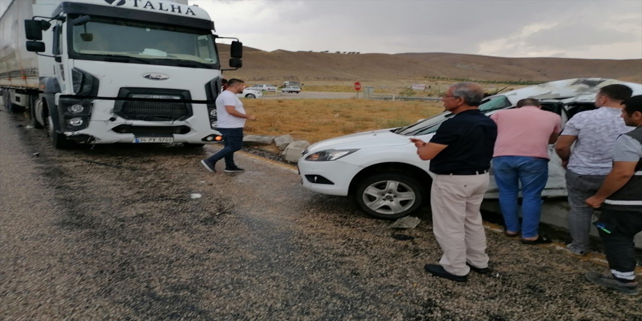 Malatya'da otomobille tırın çarpışması sonucu 2 kişi yaralandı