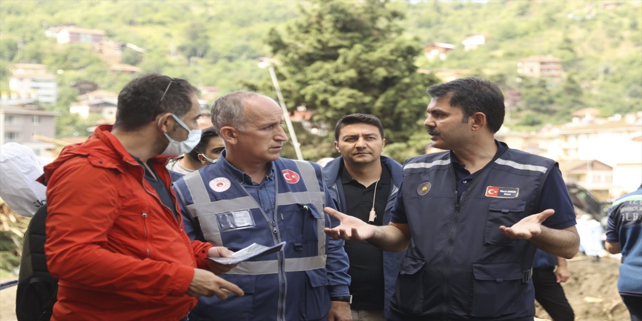 Çevre ve Şehircilik Bakanı Kurum sel felaketinin yaşandığı Bozkurt'ta incelemelerini sürdürdü