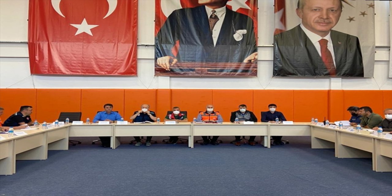 Bakan Karaismailoğlu sel felaketinin yaşandığı Türkeli'de inceleme yaptı