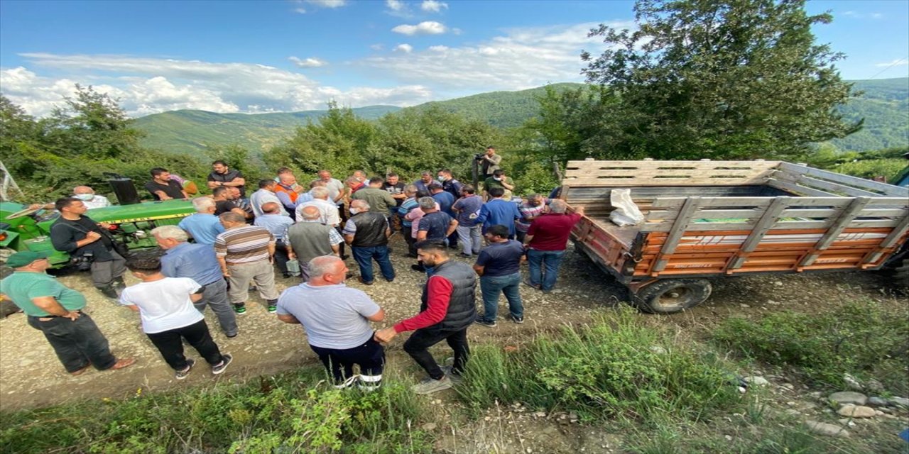 Bakan Karaismailoğlu, selde hayatını kaybeden Karadeniz'in Babaçay köyündeki cenaze törenine katıldı